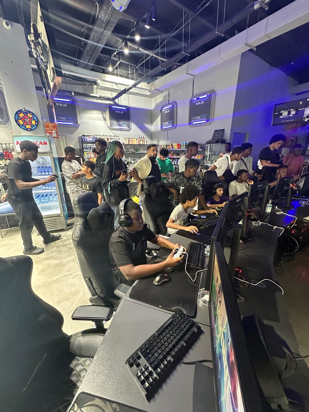 Salle gaming bondée pendant un tournoi HATI